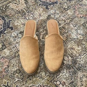 Universal Thread Mules. Size 8. Great Condition